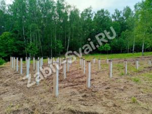 Монтаж жб свай для бани из бревна на уклоне 1 300x225 - Монтаж-жб-свай-для-бани-из-бревна-на-уклоне-1