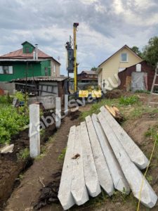 Монтаж жб свай для забора 3 225x300 - Монтаж-жб-свай-для-забора-3